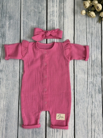 Купить оптом 336-Ф. Комбинезон с повязкой для девочки из муслина, хлопок 100%, размеры 56,62,68, фуксия в Архангельске