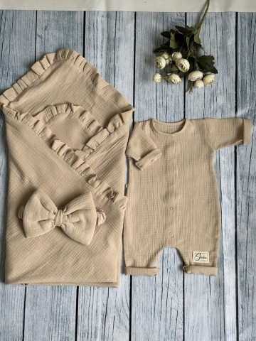 Купить оптом 335-К. Комплект из детского комбинезона,  р 56 и конверта муслин, хлопок 100% 90/90 см, кофейный в Архангельске