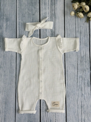 Купить оптом 336-МО. Комбинезон с повязкой для девочки из муслина, хлопок 100%, размеры 56,62,68, молочный в Архангельске