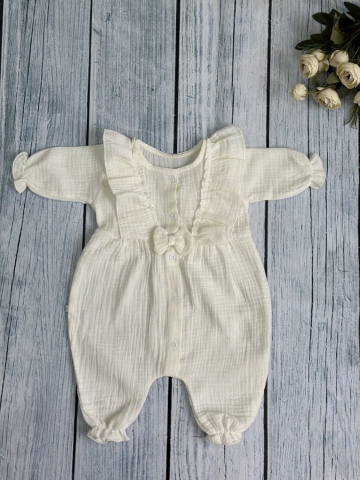 Купить оптом 337-МО. Комбинезон с бантом для девочки из муслина, хлопок 100%, размеры 56,62,68, молочный в Архангельске
